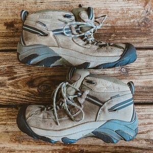 KEEN olive green women hiking boots size 9